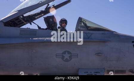 Le major du Corps des Marines américain Patrick Morgan, F/A-18 Hornet, pilote avec Marine Fighter Attack Squadron VMFA-232 (232) Banque D'Images