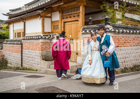 Les coréens en vêtements traditionnels en Bukchok Hanok, Séoul, Corée du Sud, en Asie. Banque D'Images