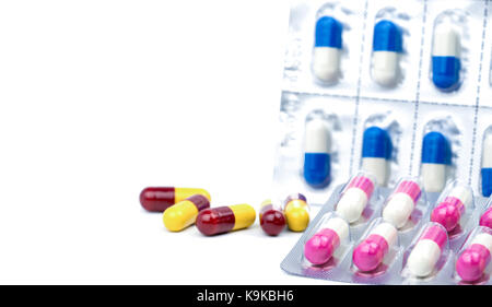 Capsules comprimés d'antibiotique colorés sur fond blanc, la résistance aux médicaments avec copie espace. Banque D'Images