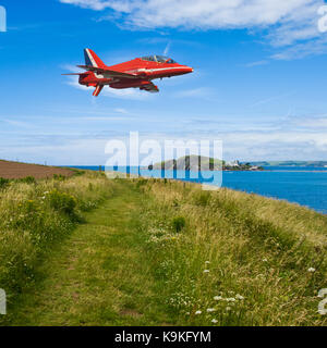 Des flèches rouges unique composite aerobatic team hawk volant à basse altitude au-dessus de devon bantham ile de Burgh dans l'arrière-plan d'une journée d'été ensoleillée. Banque D'Images