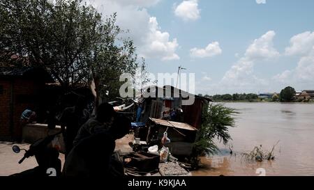 Pont Monivong Phnom Penh Cambodge rivière Bassac bidonville dame la coupe de bois Banque D'Images