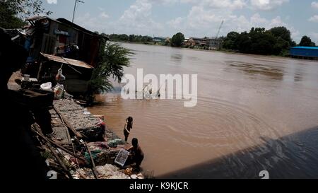 Pont Monivong Phnom Penh Cambodge rivière Bassac Bidonville Banque D'Images