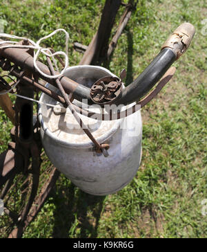 Vieux vélo laitier et le bac de l'aluminium pour le transport du lait fraîchement trait Banque D'Images