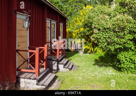 Mariehamn, aland, 26 juin 2017. Vue extérieure de l'ancien bâtiment en bois coloré. overnasstugan, jardin en fleur. éditorial. Banque D'Images