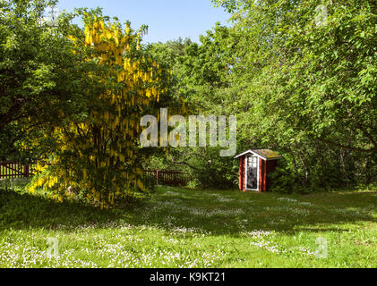 Mariehamn, aland, 26 juin 2017. Une vue sur le jardin et Playhouse à overnasstugan. Jardin en fleur. usage éditorial. Banque D'Images