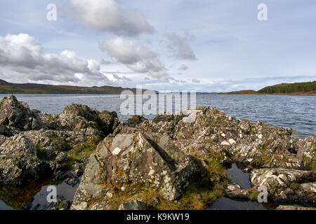 Vue sur les rochers au bord du Loch Ewe, Wester Ross, Scotland Banque D'Images