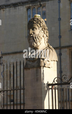 L'un des chefs ou des empereurs 'en dehors du Sheldonian Theatre d'oxford. décoré d'un plaisancier hat pour freshers' week Banque D'Images