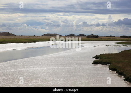 Orford Ness leuchtturm Open Day, septembre 2017, Suffolk, Angleterre, Royaume-Uni - Fossé de drainage fossé pierreux marée basse pagodes de recherche militaire Banque D'Images