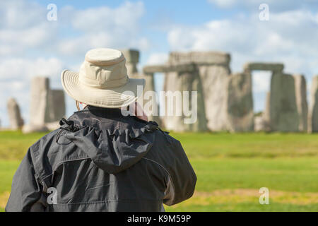 Un seul élève face à tourisme Site du patrimoine mondial de Stonehenge dans le Wiltshire, UK Banque D'Images