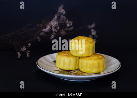 Chinois traditionnel festival de mi-automne gâteaux de lune sur fond noir Banque D'Images