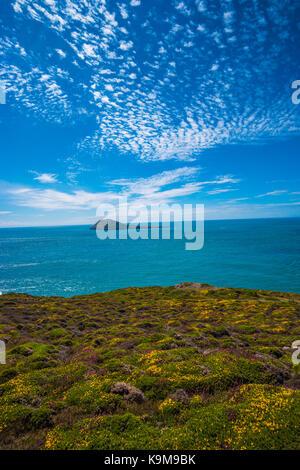 Bardsey island vu de la terre ferme. Banque D'Images