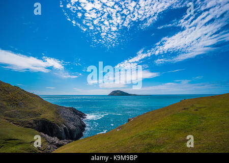 Bardsey island vu de la terre ferme. Banque D'Images