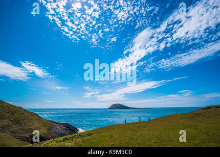 Bardsey island vu de la terre ferme. Banque D'Images