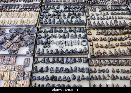 Détail des amulettes sur le marché des amulettes, Bangkok, Thaïlande, Asie Banque D'Images