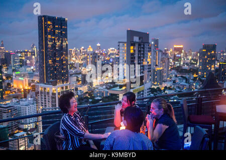 Zoom Skybar, bar et restaurant sur le toit, à l'hôtel Anantara Sathorn, Bangkok, Thaïlande Banque D'Images