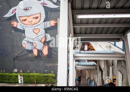Murale et accès à la passerelle de la station du Stade National de BTS Skytrain, Bangkok, Thaïlande Banque D'Images