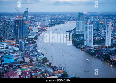 Skyline et la rivière Chao phraya la nuit, centre-ville, Bangkok, Thaïlande Banque D'Images