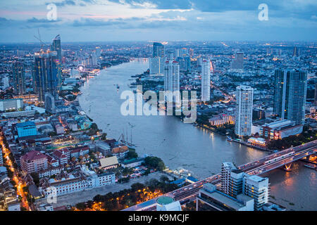 Skyline et la rivière Chao phraya la nuit, centre-ville, Bangkok, Thaïlande Banque D'Images