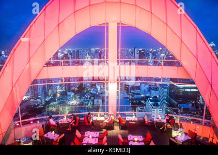 Restaurant Red Sky sur le toit. Bangkok. Thaïlande. Au dernier étage du gratte-ciel Centara Grand dans le centre-ville Banque D'Images