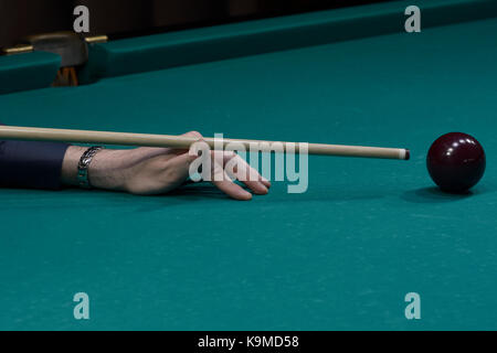 Un joueur du bras avec un repère sur une table de billard prêt à temps une balle Banque D'Images