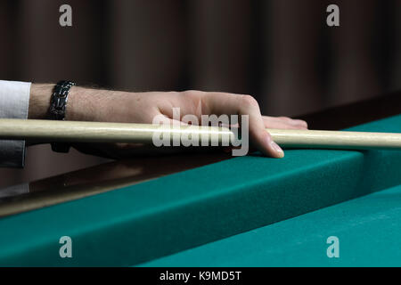 Un joueur du bras avec un repère sur une table de billard prêt à temps une balle Banque D'Images