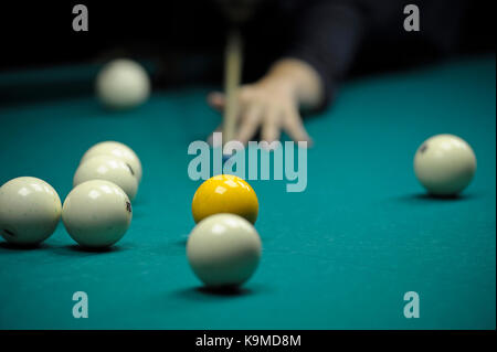 Un joueur du bras avec un repère sur une table de billard prêt à temps une balle Banque D'Images