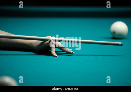 Un joueur du bras avec un repère sur une table de billard prêt à temps une balle Banque D'Images