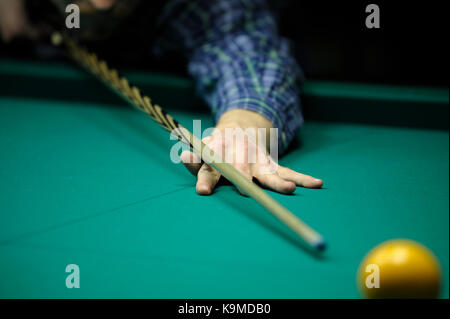 Un joueur du bras avec un repère sur une table de billard prêt à temps une balle Banque D'Images