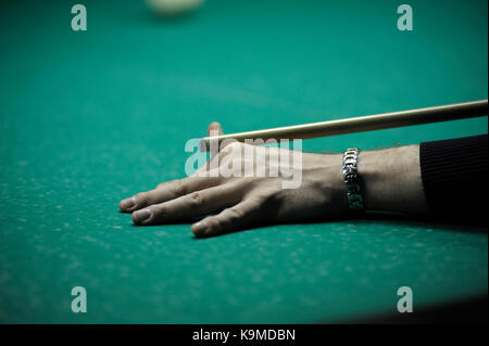 Un joueur du bras avec un repère sur une table de billard prêt à temps une balle Banque D'Images