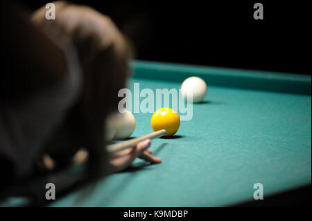 Un joueur du bras avec un repère sur une table de billard prêt à temps une balle Banque D'Images