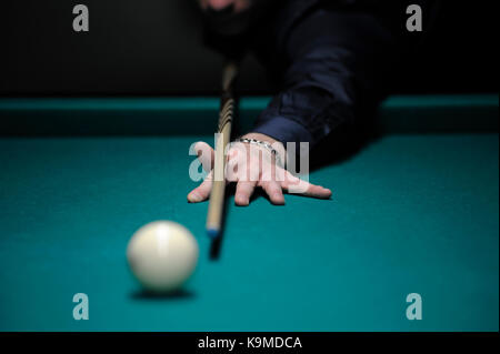 Un joueur du bras avec un repère sur une table de billard prêt à temps une balle Banque D'Images