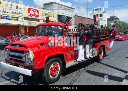 Santiago, Chili, 30 octobre 2016.. ville pompiers à bord d'un vieux camion de pompiers restauré Banque D'Images