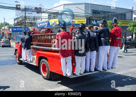 Santiago, Chili, 30 octobre 2016.. ville pompiers à bord d'un vieux camion de pompiers restauré Banque D'Images