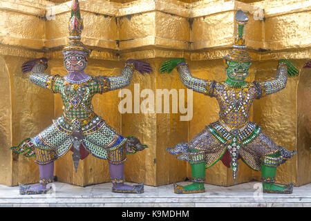 Statues de démons sur un Chedi d'or, au temple du Bouddha d'Émeraude Wat Phra Kaeo, Grand Palais Royal, Bangkok, Thaïlande Banque D'Images