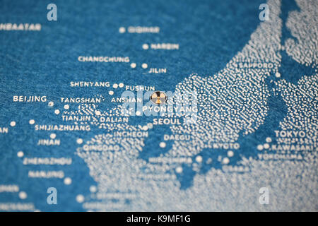 Carte sur la corée du nord en signe nucléaire Banque D'Images