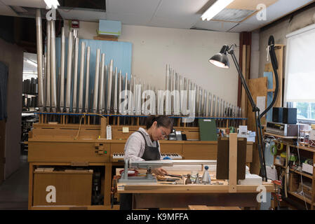 Nomi hamada travaille sur les tuyaux d'un orgue construit par cb fisk, de Gloucester, ma Banque D'Images