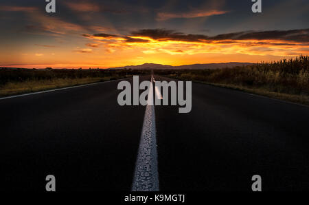 Tout droit route autoroute à un coucher de soleil spectaculaire Fiery Banque D'Images