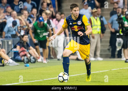 Alex Muyl no.19 New York Red Bulls' est le milieu de terrain au Children's Mercy Park pour une chasse Lamar U.S. Open Cup match final avec Sporting Kansas City Banque D'Images