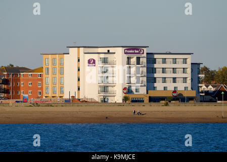 Hôtel Premier Inn sur Eastern Esplanade, Southend on Sea, Essex. Motel en bord de mer. Sur la plage avec l'estuaire de la Tamise Banque D'Images