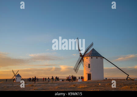 Les moulins à vent au crépuscule. Campo de Criptana, Ciudad Real province, Castilla La Mancha, Espagne. Banque D'Images