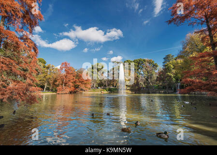 Vue panoramique de l'automne du parc El Retiro, à Madrid, Espagne. Banque D'Images