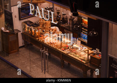 Varsovie, Pologne - 17 septembre 2017 : Paul Boulangerie pâtisserie francian traditionnel à la gare centrale Banque D'Images