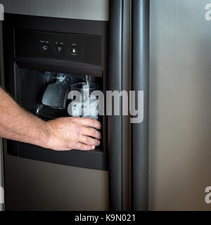 Machine à glaçons et distributeur d'eau dans la porte d'un réfrigérateur Banque D'Images