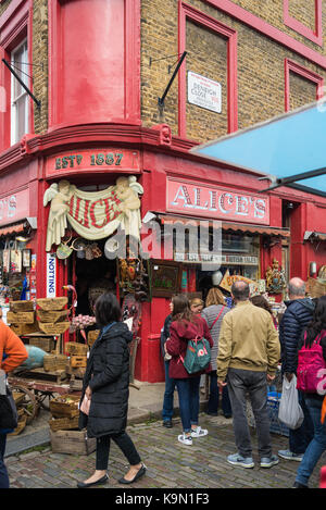 Les gens à la navigation et d'achats sur le marché de Portobello Road Samedi à Londres, Royaume-Uni. Banque D'Images