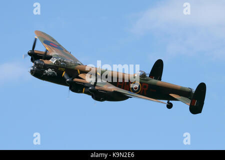 PA474, la Battle of Britain Memorial Flight's Avro Lancaster voyage autour puis coin supérieur de la foule lors d'une ligne Rougham meeting aérien. Banque D'Images