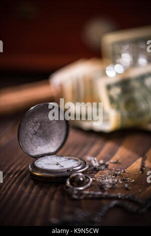 Luxe vintage watch et dollar de l'argent sur la table en bois Banque D'Images