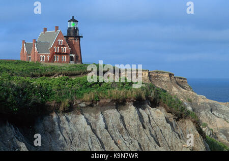 La lumière du sud-est - Block Island, Rhode Island, USA light photographié avant d'être déplacé en arrière des falaises. Banque D'Images