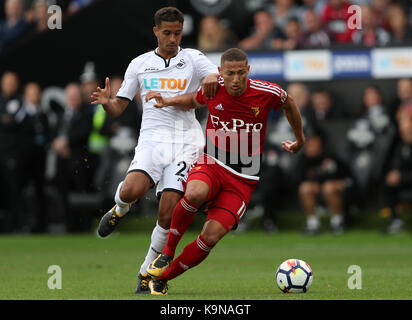 Swansea City's kyle naughton (à gauche) et Watford. richarlison bataille pour la balle durant le premier match de championnat au Liberty Stadium, Swansea. Banque D'Images