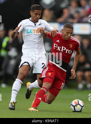 Swansea City's kyle naughton (à gauche) et Watford. richarlison bataille pour la balle durant le premier match de championnat au Liberty Stadium, Swansea. Banque D'Images