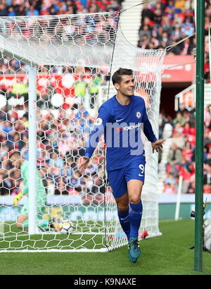 Chelsea's alvaro morata célèbre marquant son troisième but du côté du jeu au cours de la Premier League match au stade de bet365, Stoke-on-trent. Banque D'Images